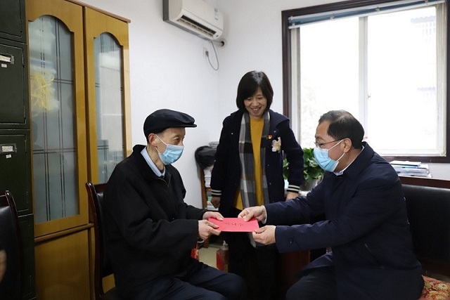 集團黨委委員、職工董事、工會主席武勇 一行到華西安裝公司走訪慰問